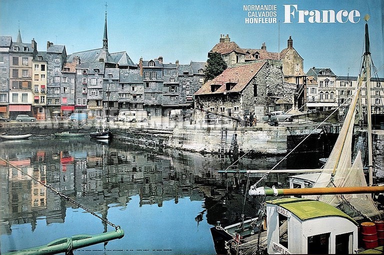 Honfleur le port et chalutiers a quai