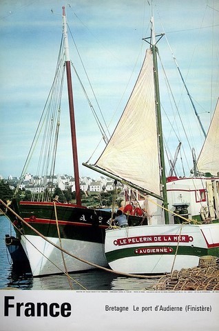 Bretagne Finistere le port d'Audierne sardinier à quai